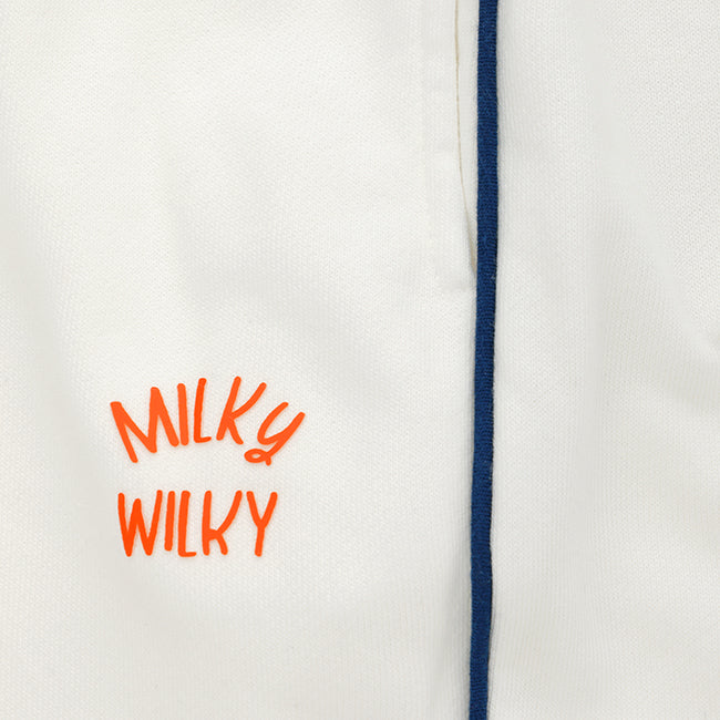 Erkek çocuk beyaz jogger eşofman altı - Milky Wilky logo detayı (yakın çekim).