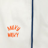 Erkek çocuk beyaz jogger eşofman altı -  Milky Wilky logo detayı (yakın çekim).