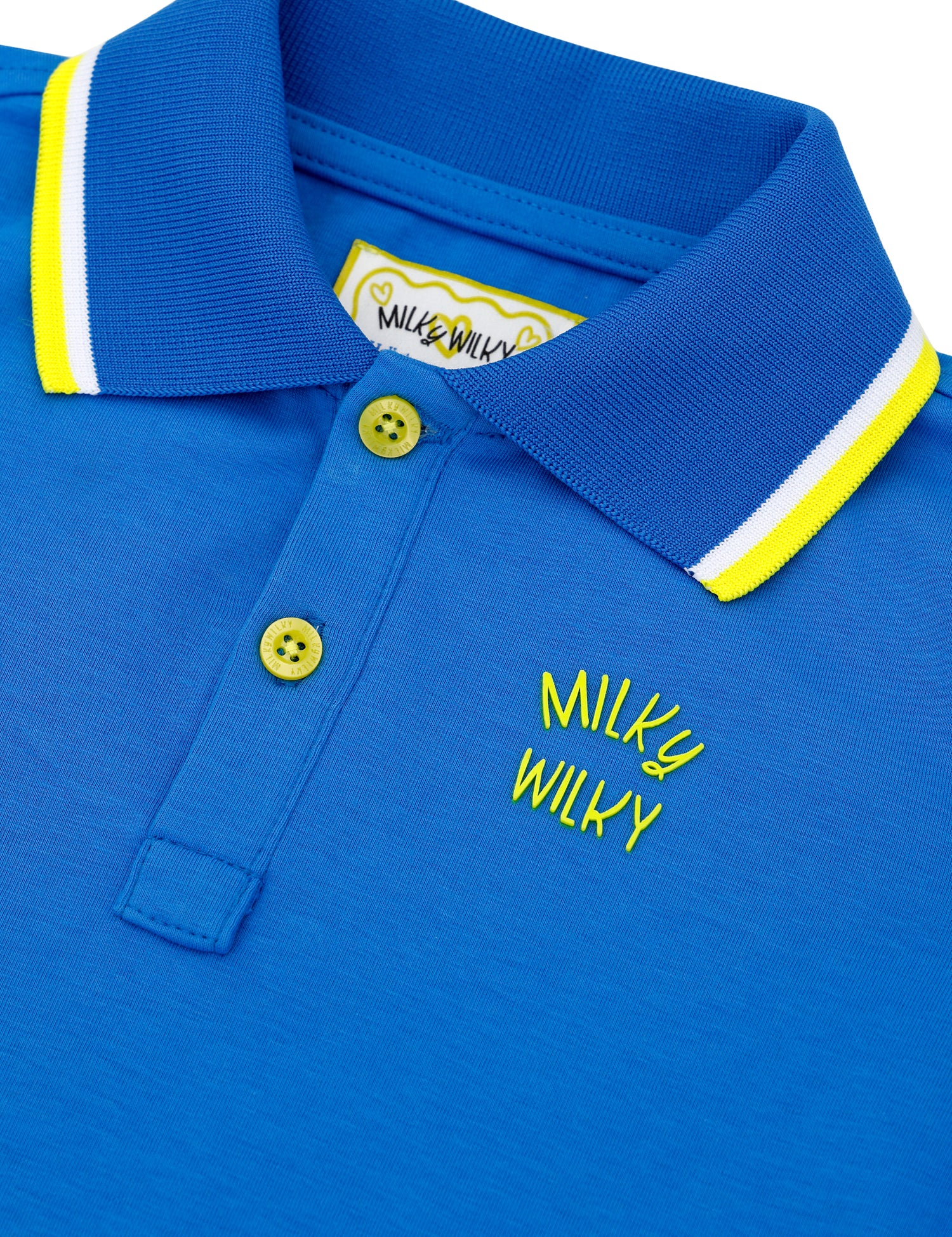 Erkek çocuk polo yaka t-sihrt – Milky Wlky logo detayı.